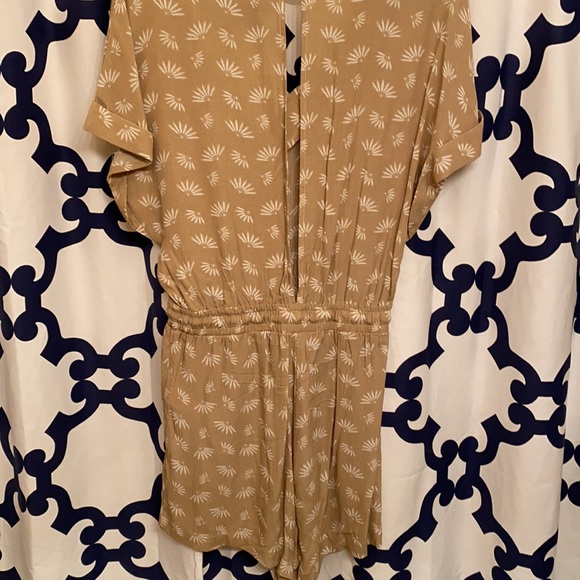 Tan romper - Picture 2 of 2